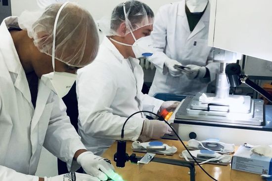 Breath-Clear® Revolutionäre Masken für Ärzte und Fachleute im OP-Saal! Optimaler Komfort, Atmungsaktivität und Schutz. Fortschrittliche Filtration, enge Passform, klare Sicht. Jetzt dabei sein und den Unterschied erleben! Arbeiten im Reinraum