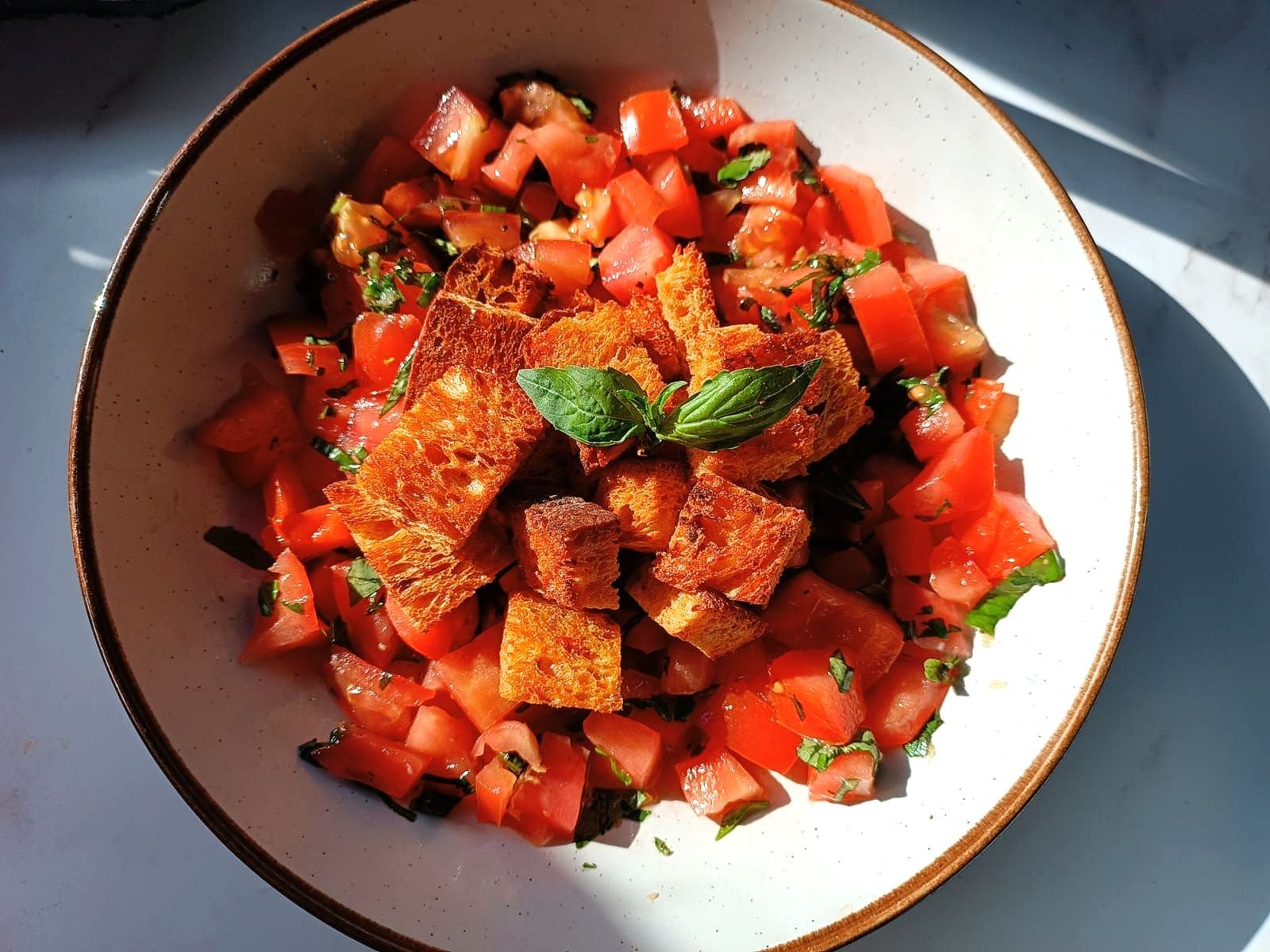 bruschetta salad with crispy bread croutons