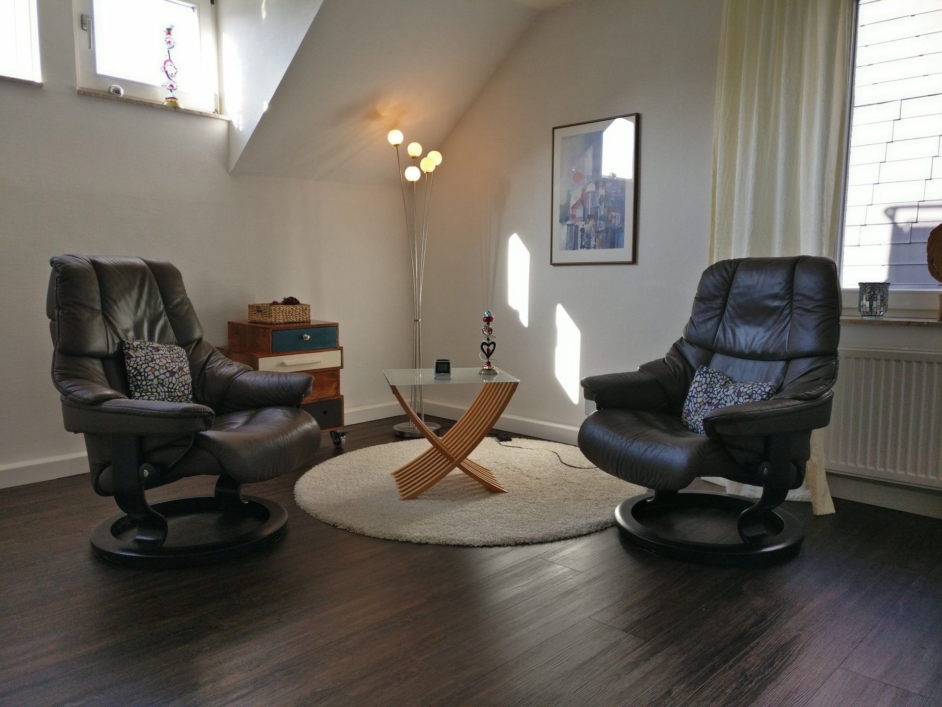 Zwei Ledersessel im Praxiszimmer