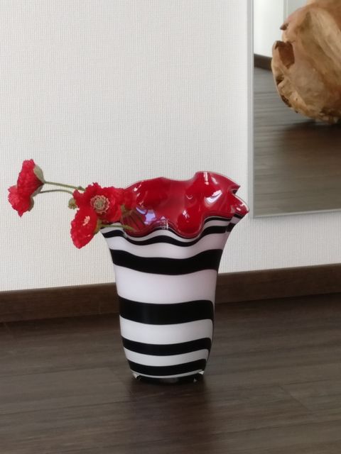 Keramikvase mit Blumen drinnen