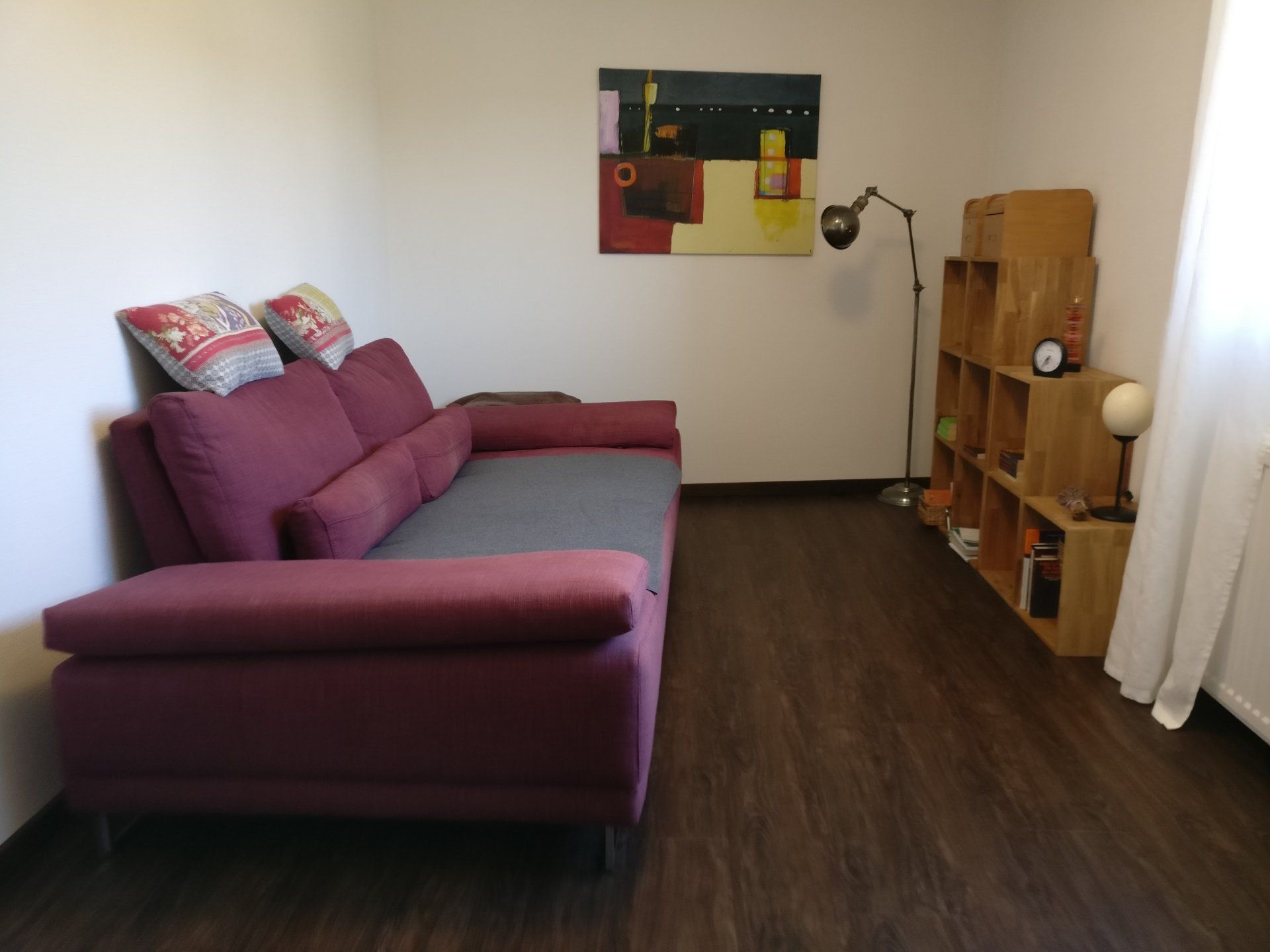 Rosa Sofa Seitenansicht mit Bücherregal