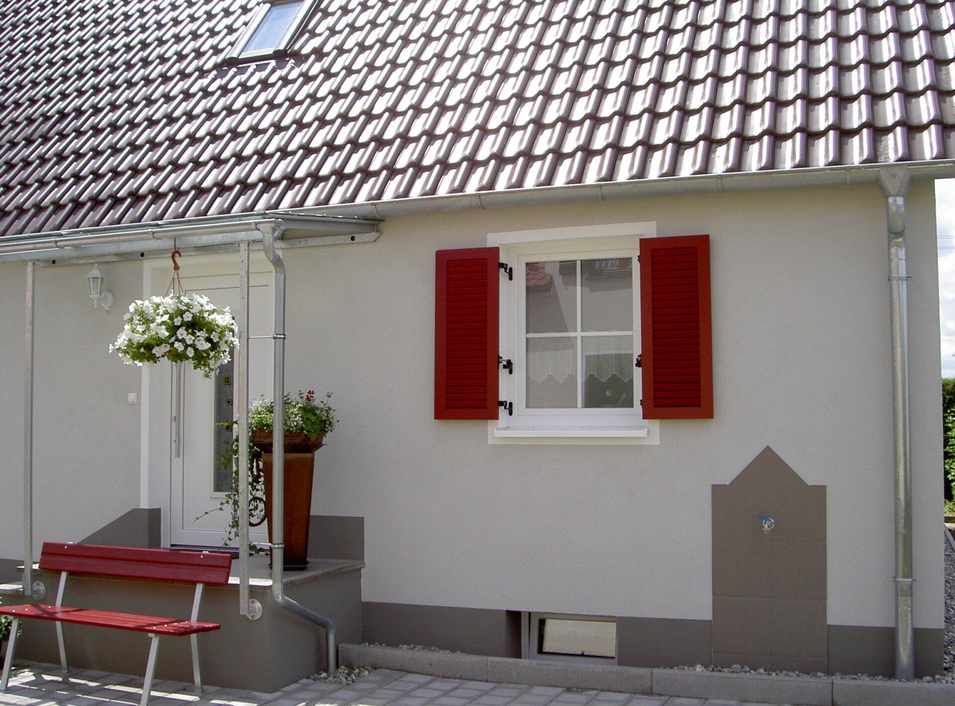 Rote Alufensterladen mit Lamellen als Jalousieladen und Kurbelinnenöffner montiert nahe Donauwörth