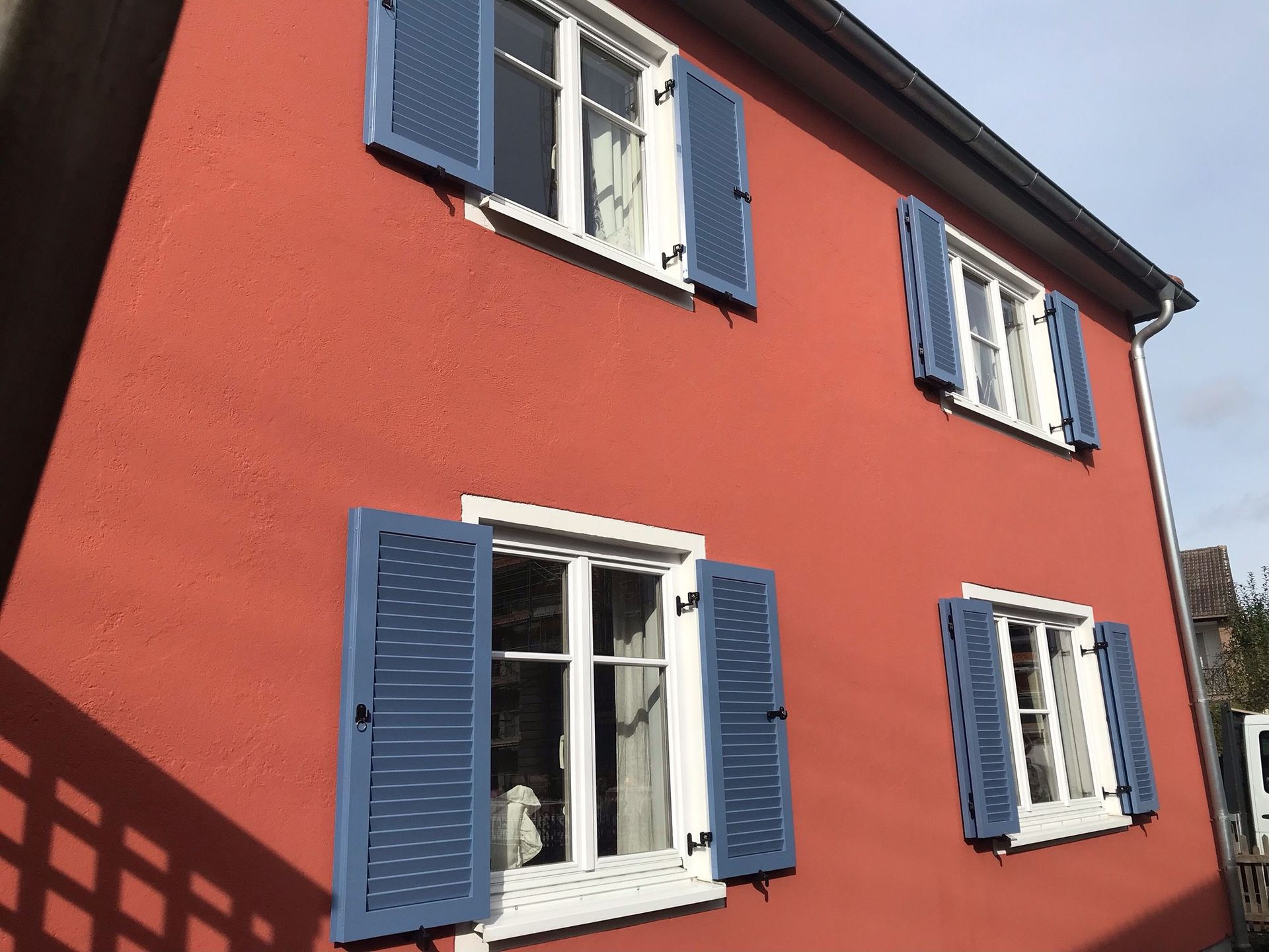 Aluminium-Fensterläden als Klappläden mit Lamellen in taubenblau