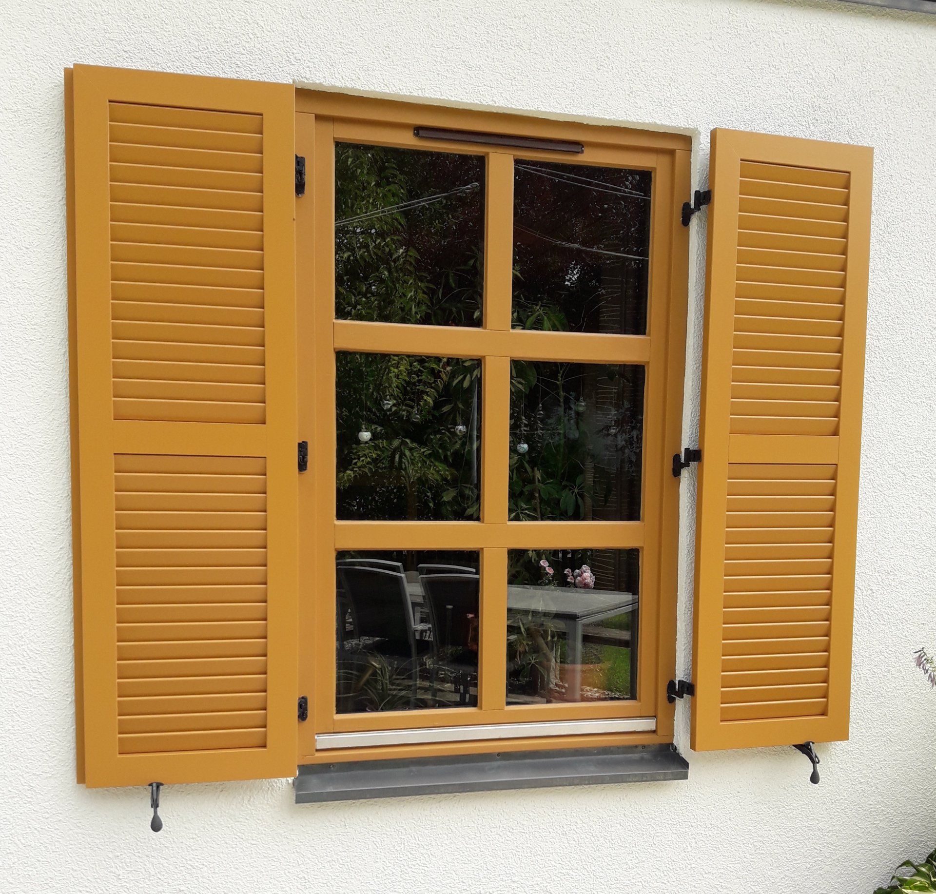 Aluminiumfensterladen als Jalousieladen mit Querfries pulverbeschichtet nach RAL