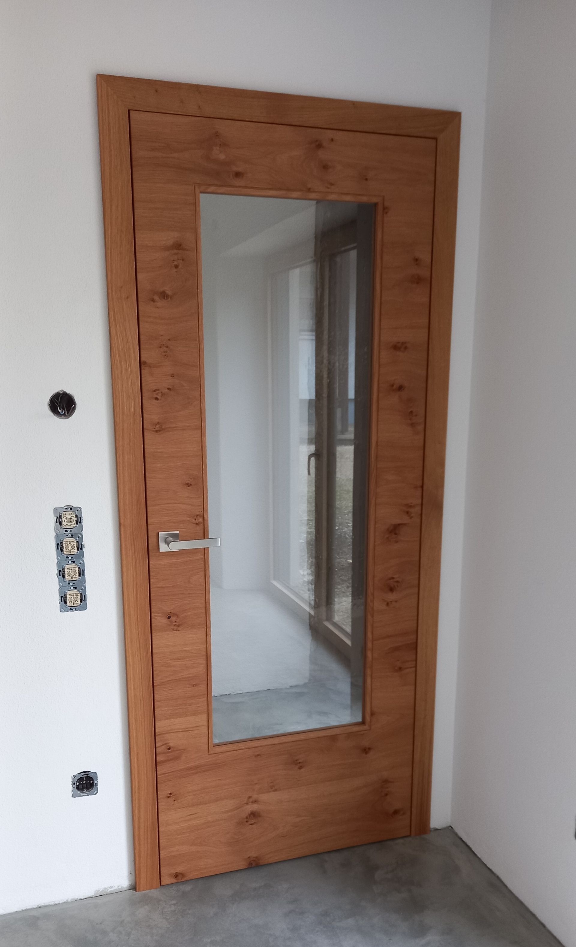 Ast-Eiche furnierte und geölte Zimmertüre mit großer Lichtöffnung verlast mit flächenbündigen Glasleisten mit umlaufender Schattennut