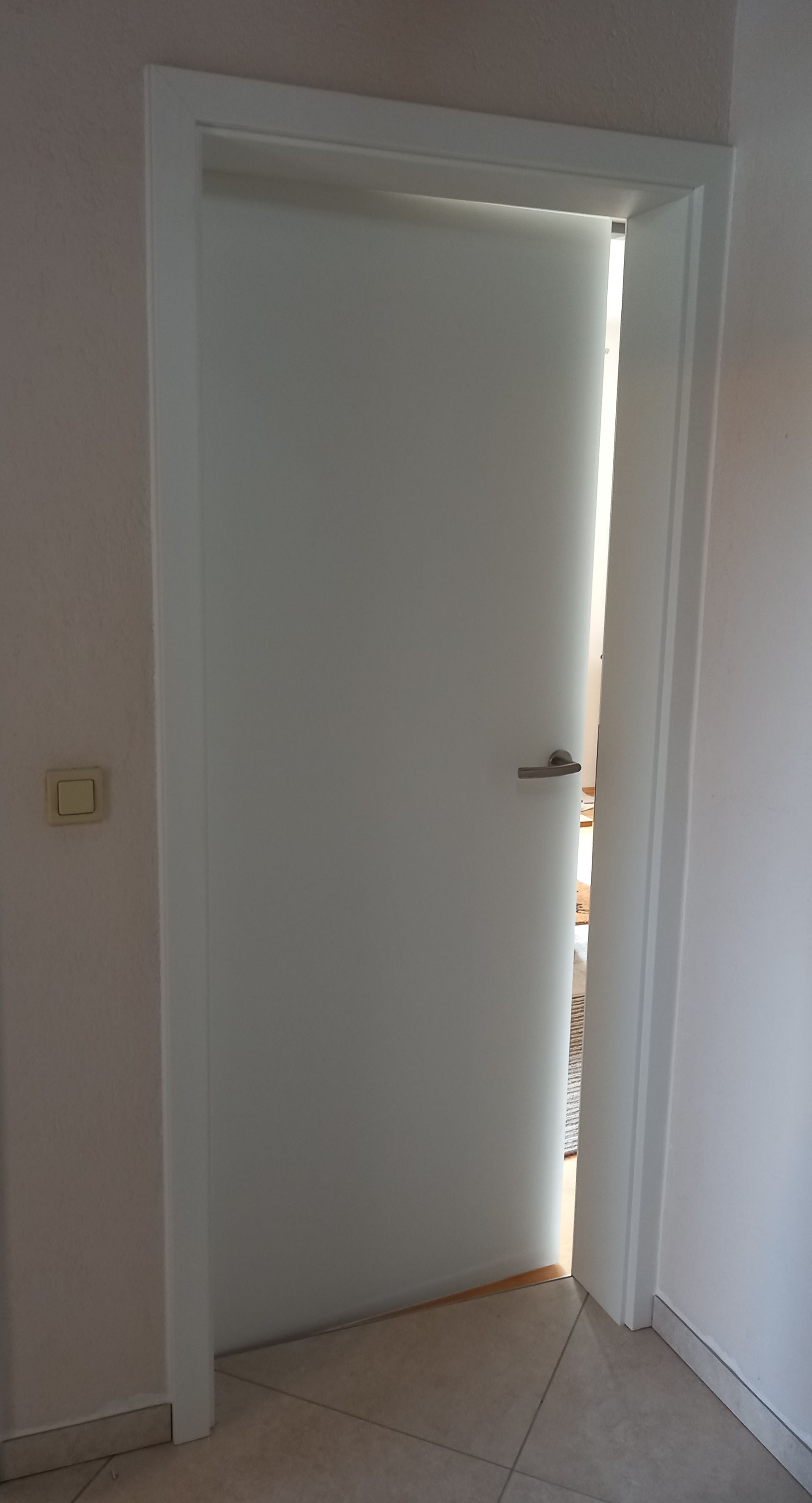 CPL-Innentürelement mit Dekor Effekt weiß quer laufend und smart2Kanten montiert als Sondermaß nahe Bopfingen