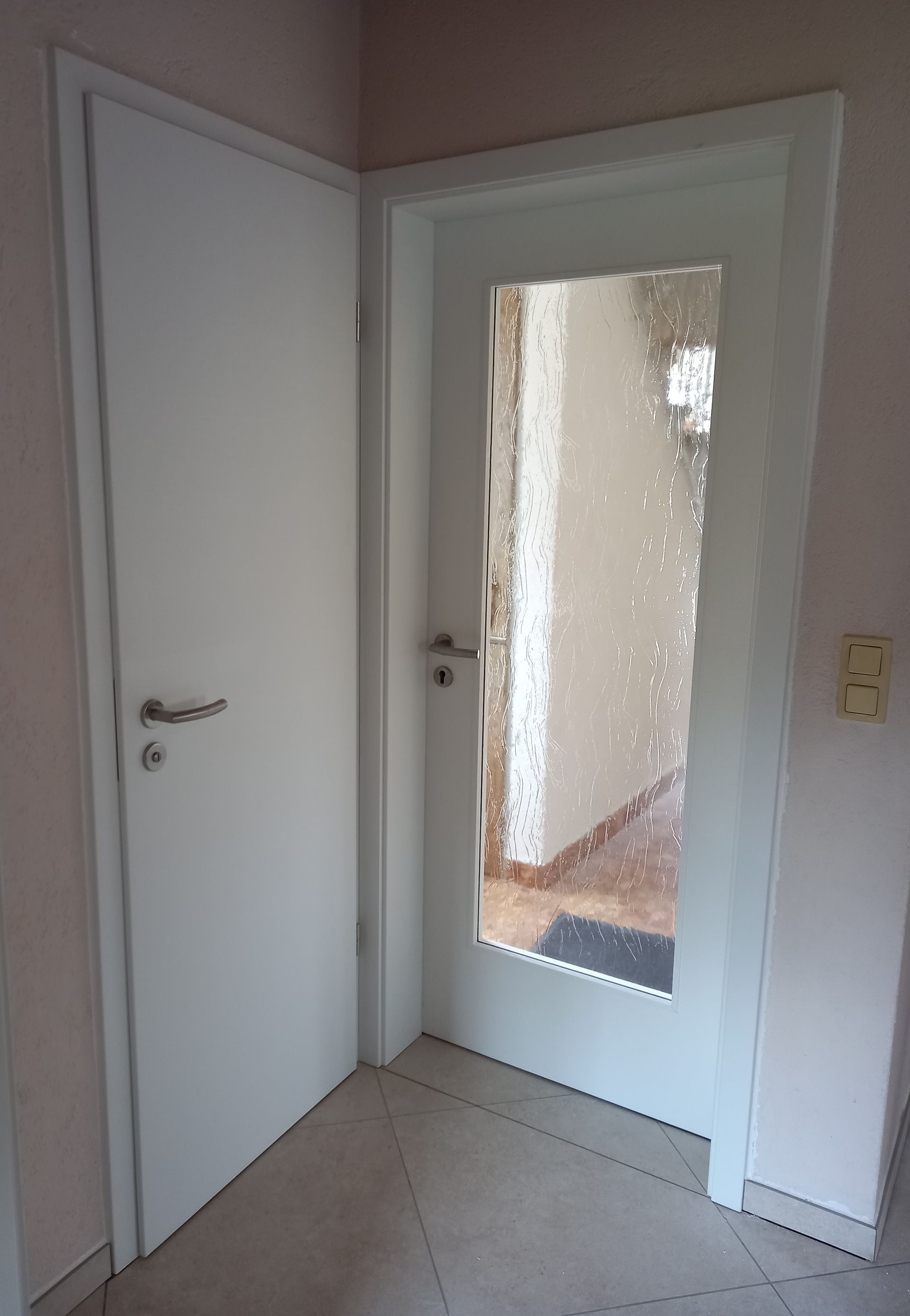 CPL-Astra-Zimmertüre mit Verglasung Gotik weiß und Zarge in Effekt weiß als Sondermaß montiert nahe Kerkingen