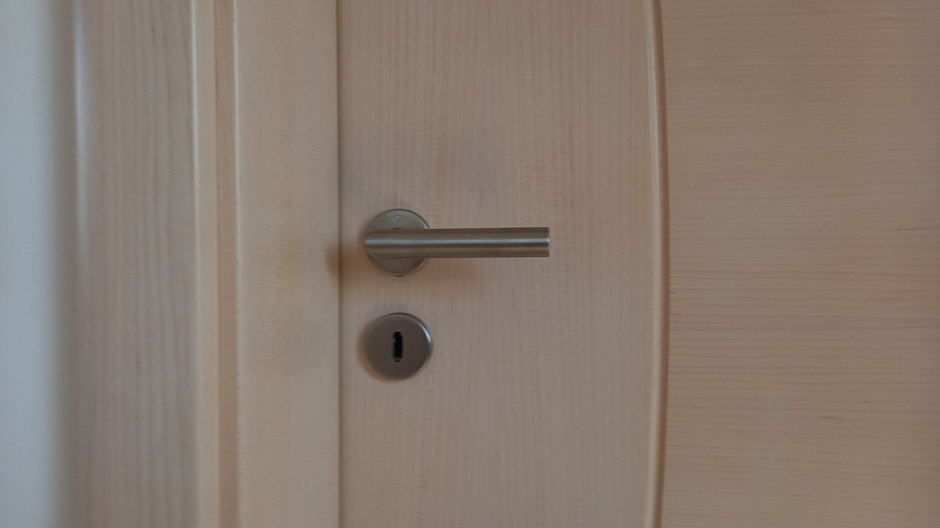 Detail Intarsientüre mit Fräsrille