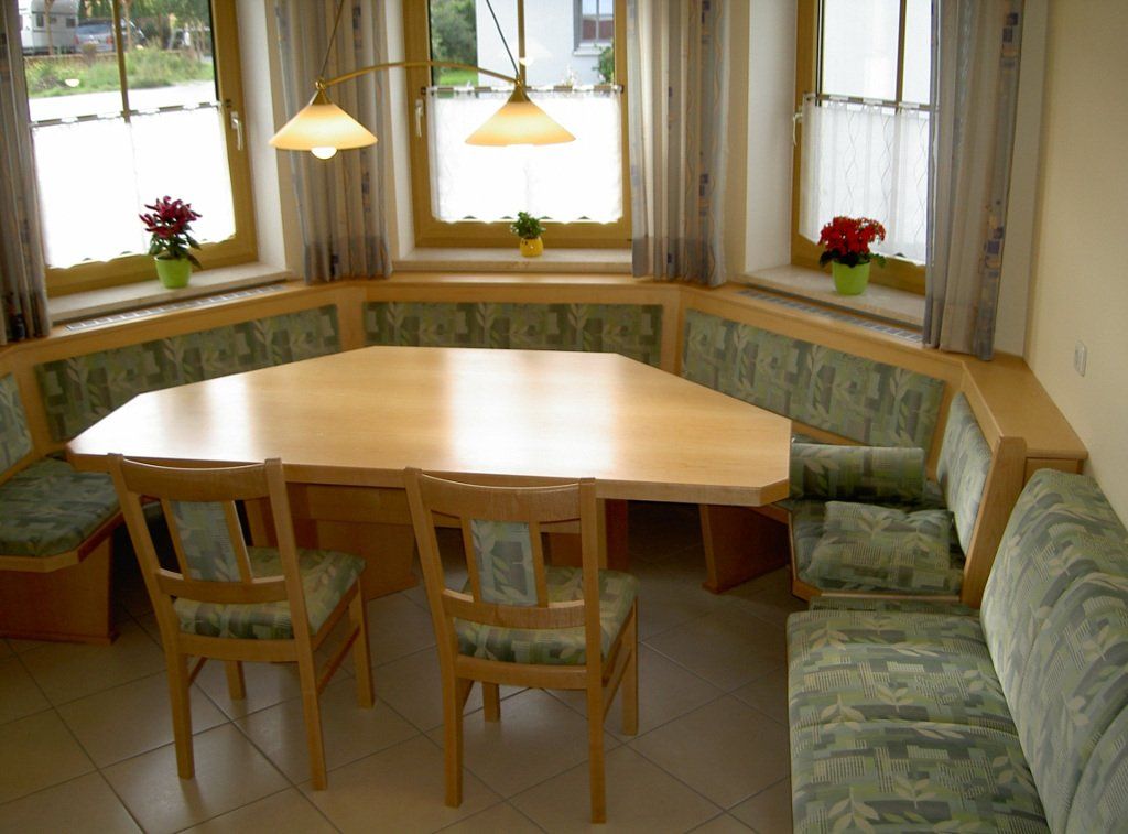 Eckbank für Erker nach Maß mit Tisch und Stühlen