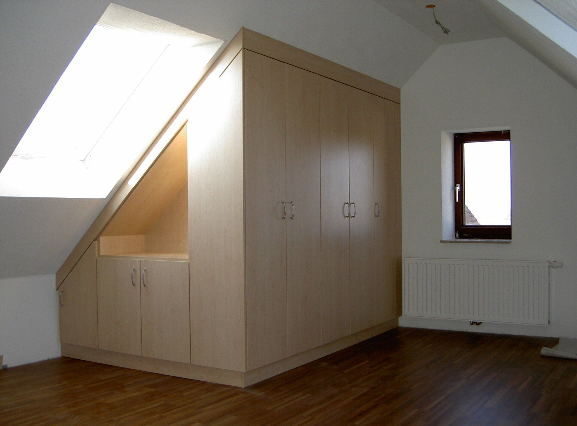 günstige Einbauschränke konfiguriert und maßgefertigt mit der Oberfläche Dekor Ahorn für Dachgeschoss geliefert und montiert nahe Nördlingen
