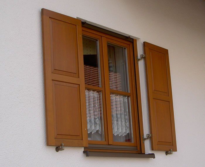 Holzfensterladen als Klappladen mit Füllungen montiert an 2flg. Holzfenster