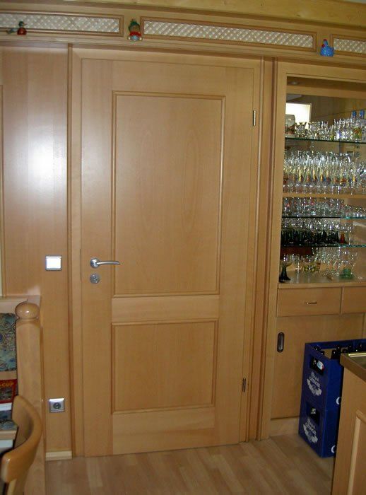 Füllungstüre in Buche auf Fries furniert und lackiert mit aufgesetzten abgerundeten Leisten