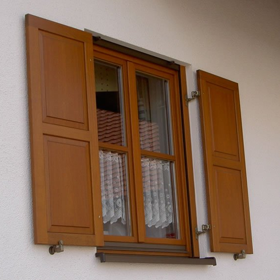 Holzfensterladen als Klappladen mit Füllungen montiert an 2flg. Holzfenster