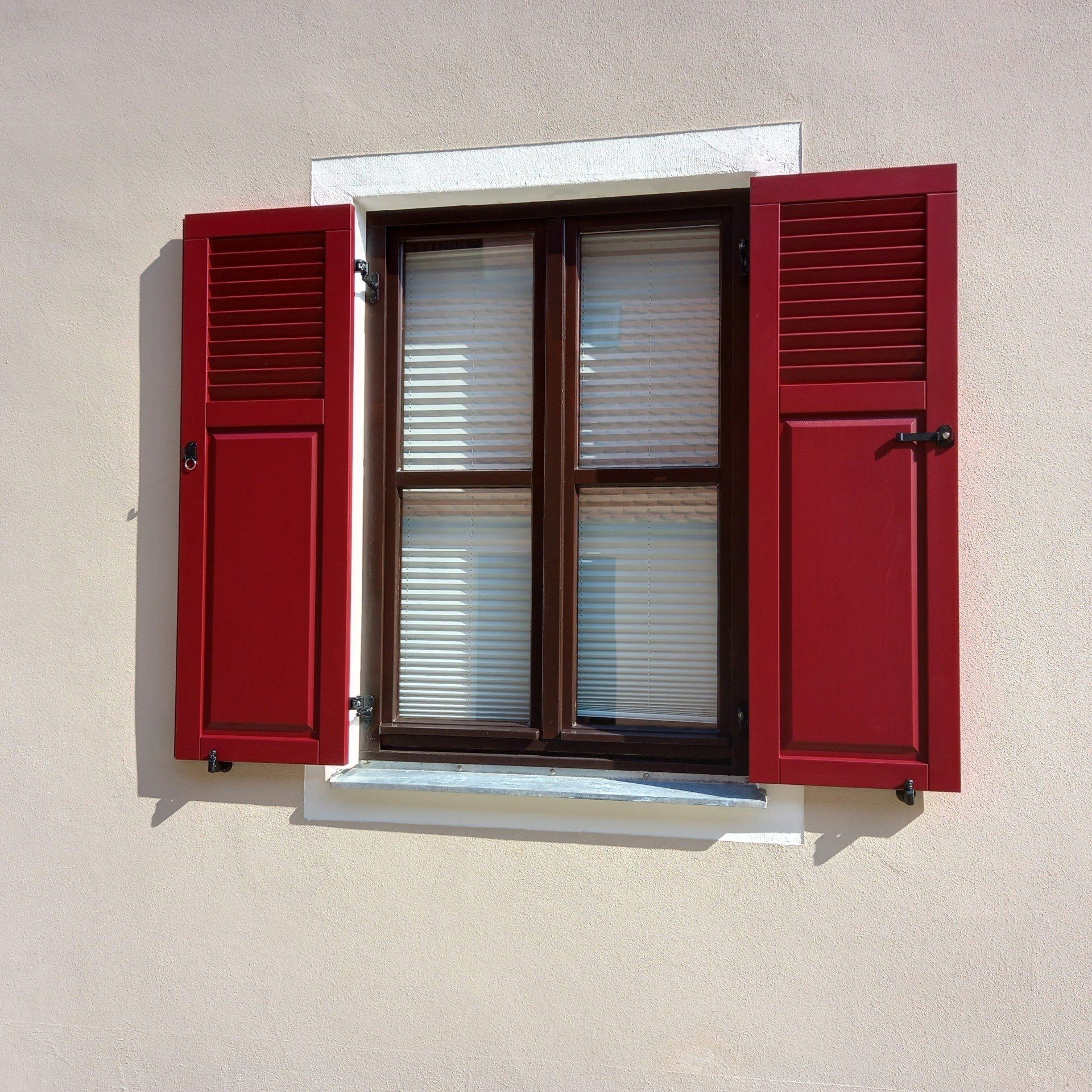 Fensterläden als Klappladen mit Lamellen, abgeplatteter Füllung und schwarzen Fensterladenbeschlägen montieren wir Ihnen auf dem Fensterstock mit schwarzen Fensterladenbeschlägen bestehend aus Kegeln, Winkelbändern, Rotringe und Frauenköpfen als Ladenhalter im Umkreis von Donauwörth, Nördlingen, Oettingen, Wemding, Harburg, Bissingen