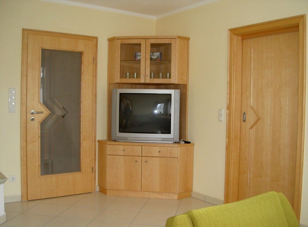 Eckvitrine als Fernsehschrank