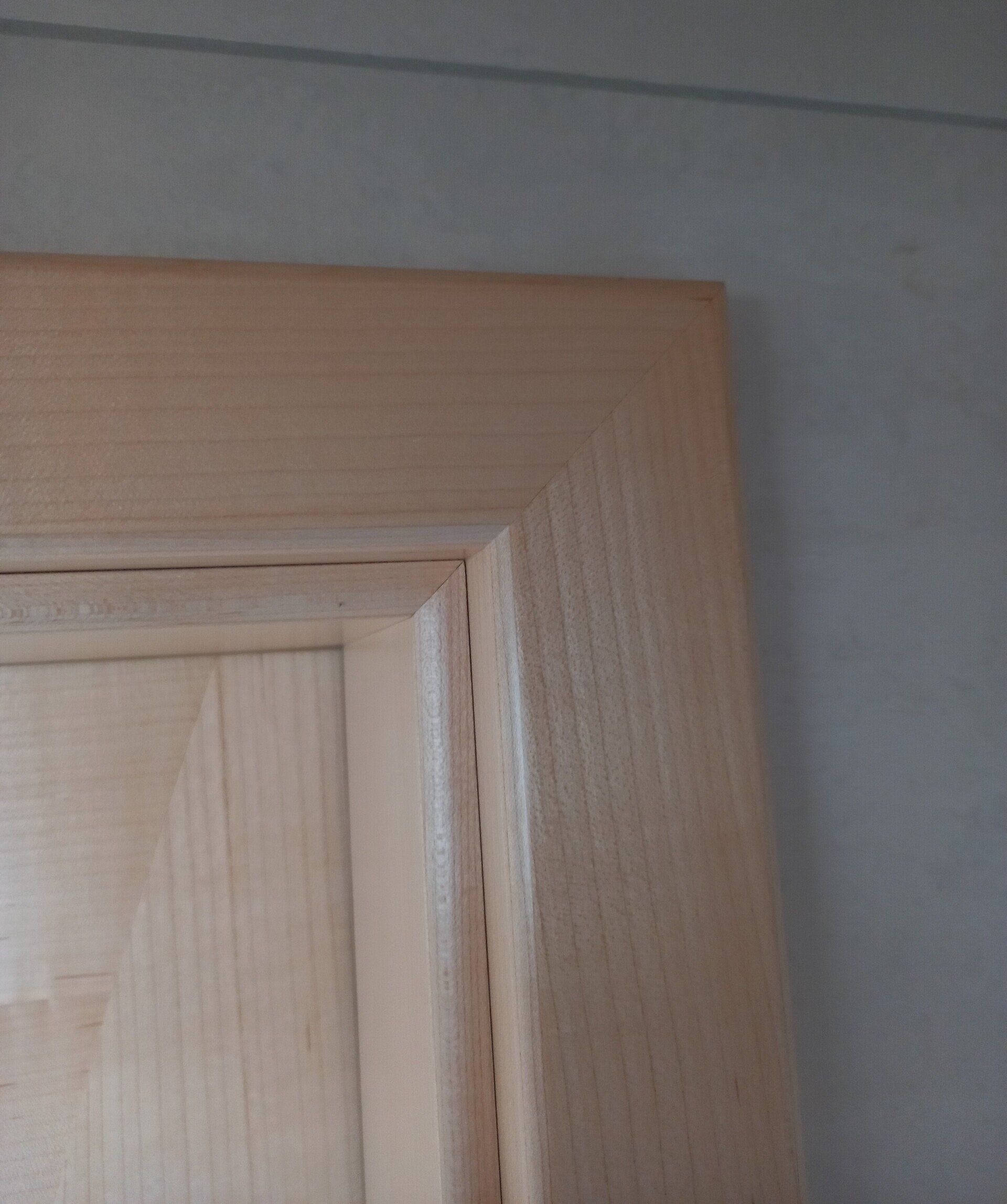 Furnierte Zarge mit abgerundetem Futterbrett und abgerundeter Bekleidung auf Gehrung gearbeitet