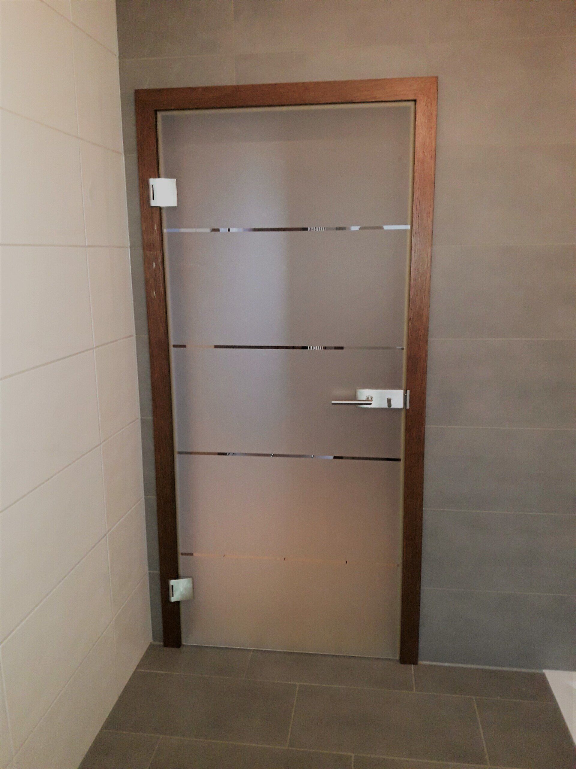 Mattierte Ganzglastüre nach Maß mit gebeizter Holzzarge