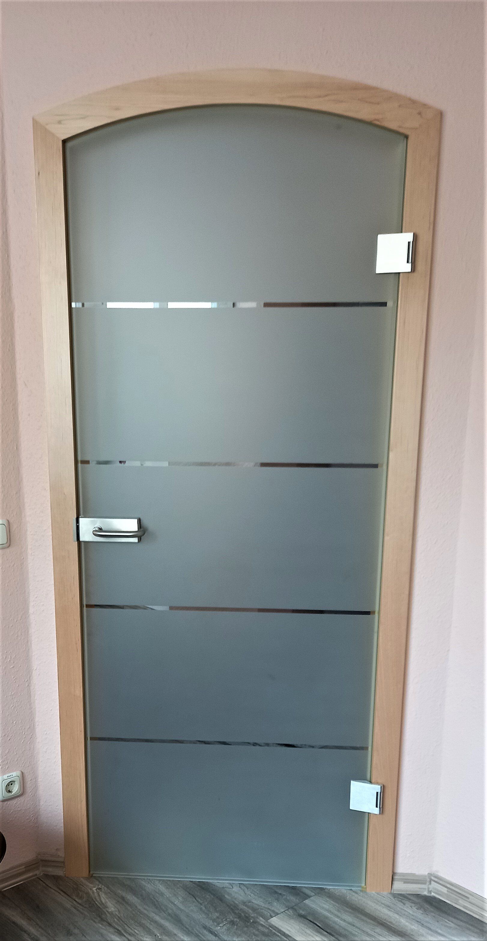 Ganzglastüre mit Segmentbogen mit Mattierung montiert an Segmentbogenzarge in Oettingen in Bayern