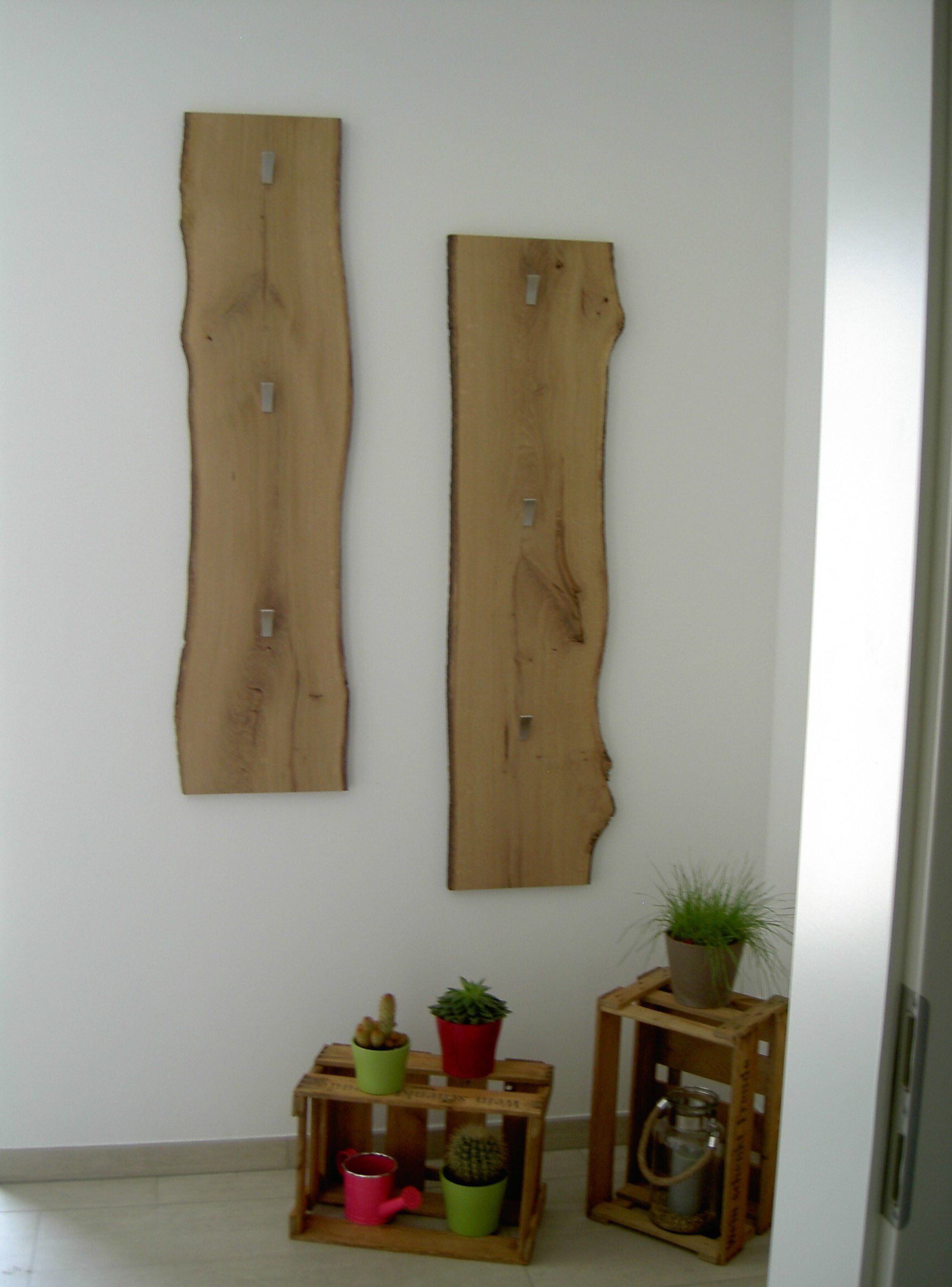 Naturbelassene Garderobenbretter mit Baumkante