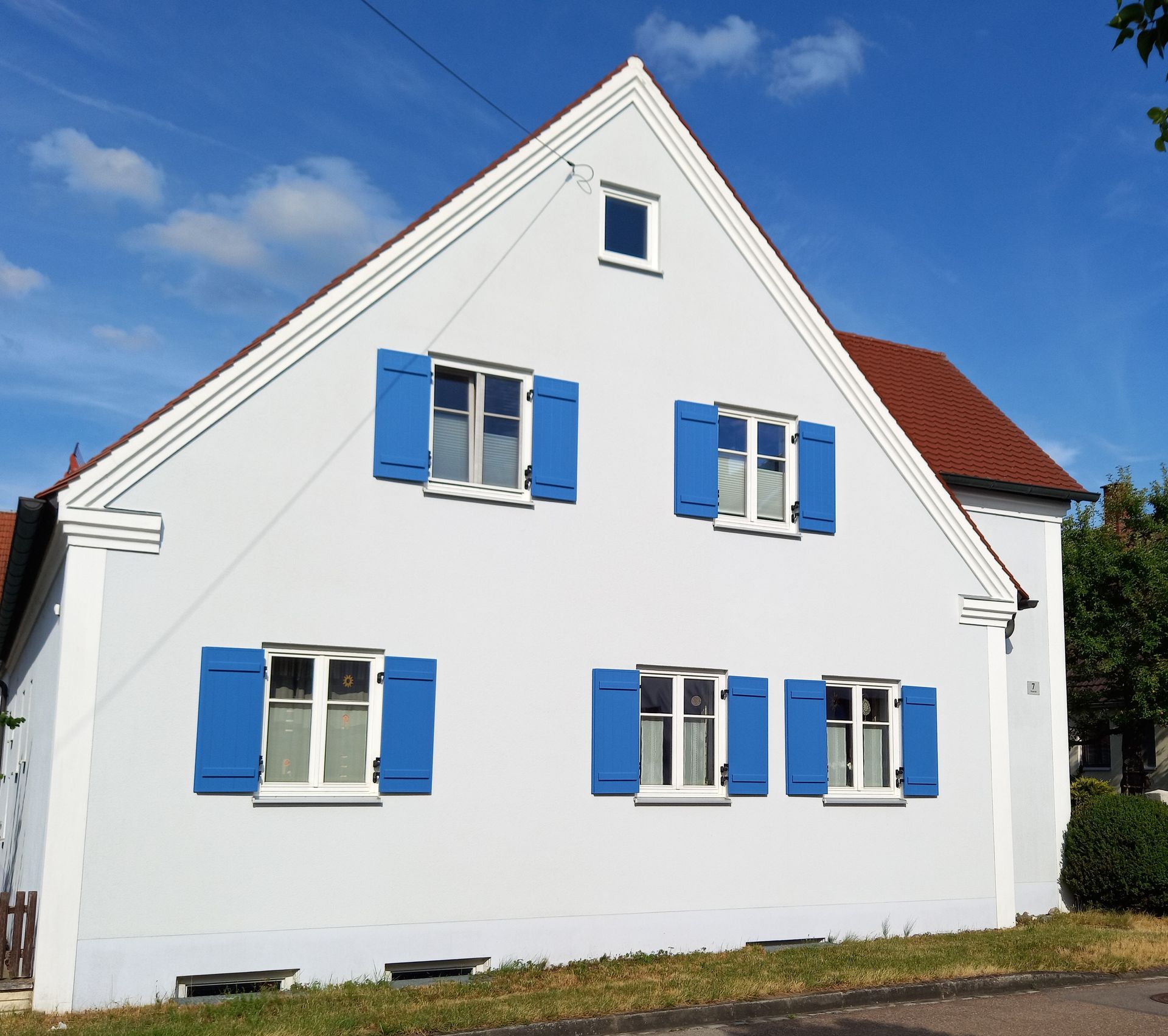 Aluläden mit Brettoptik und Gratleisten montiert mit Kurbelinnenöffnern im Landkreis Donau-Ries