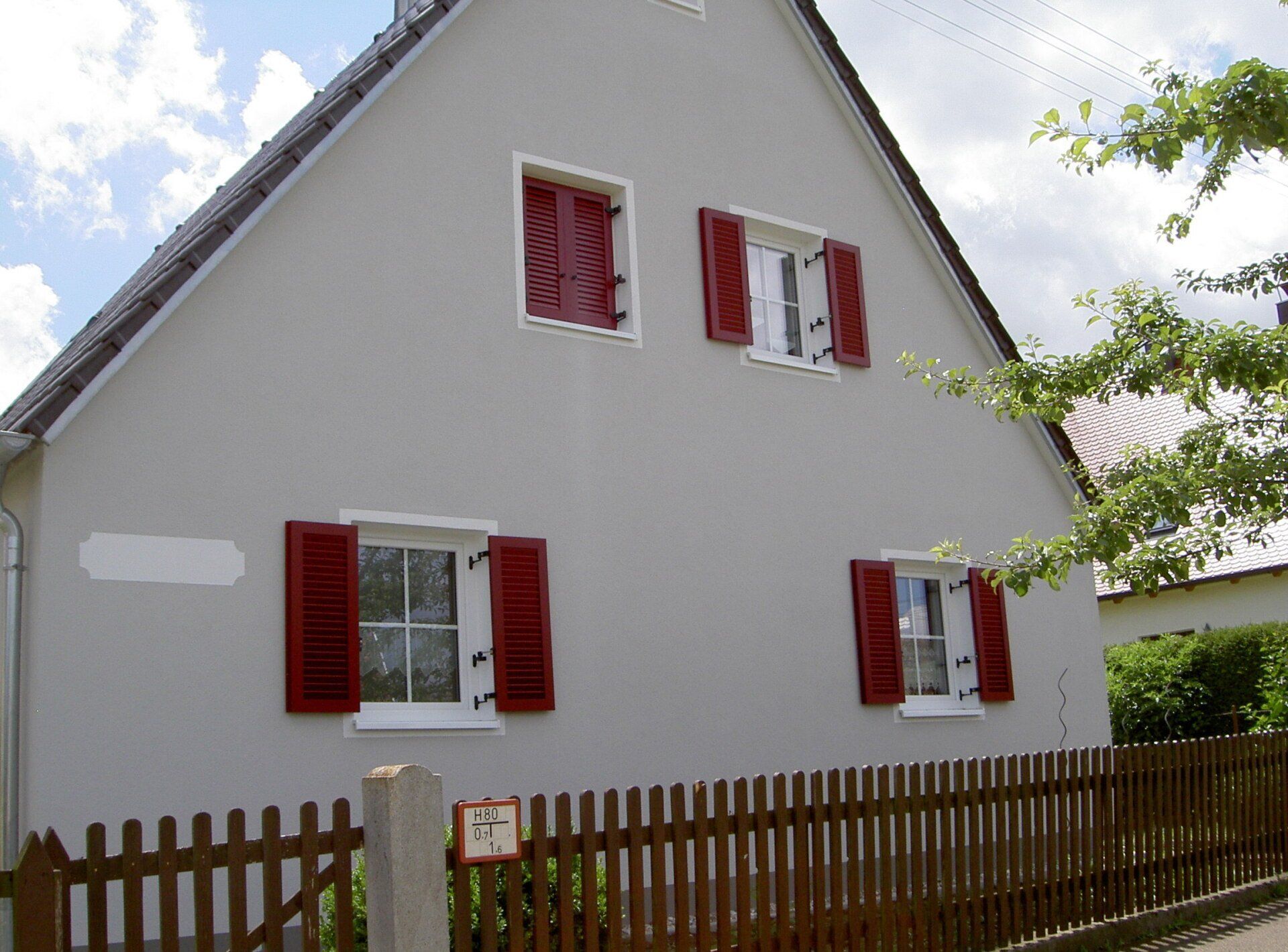 Jalousieläden in Aluminium geöffnet und geschlossen