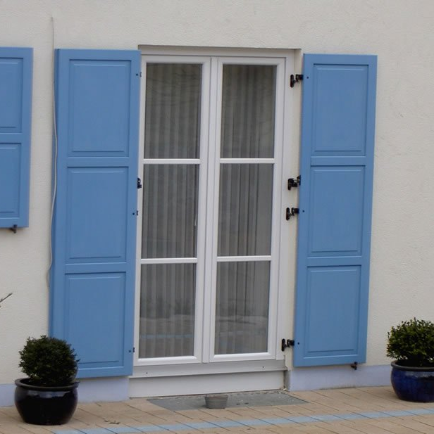 Türfensterladen als Kasettenladen mit abgeplatteten Füllungen