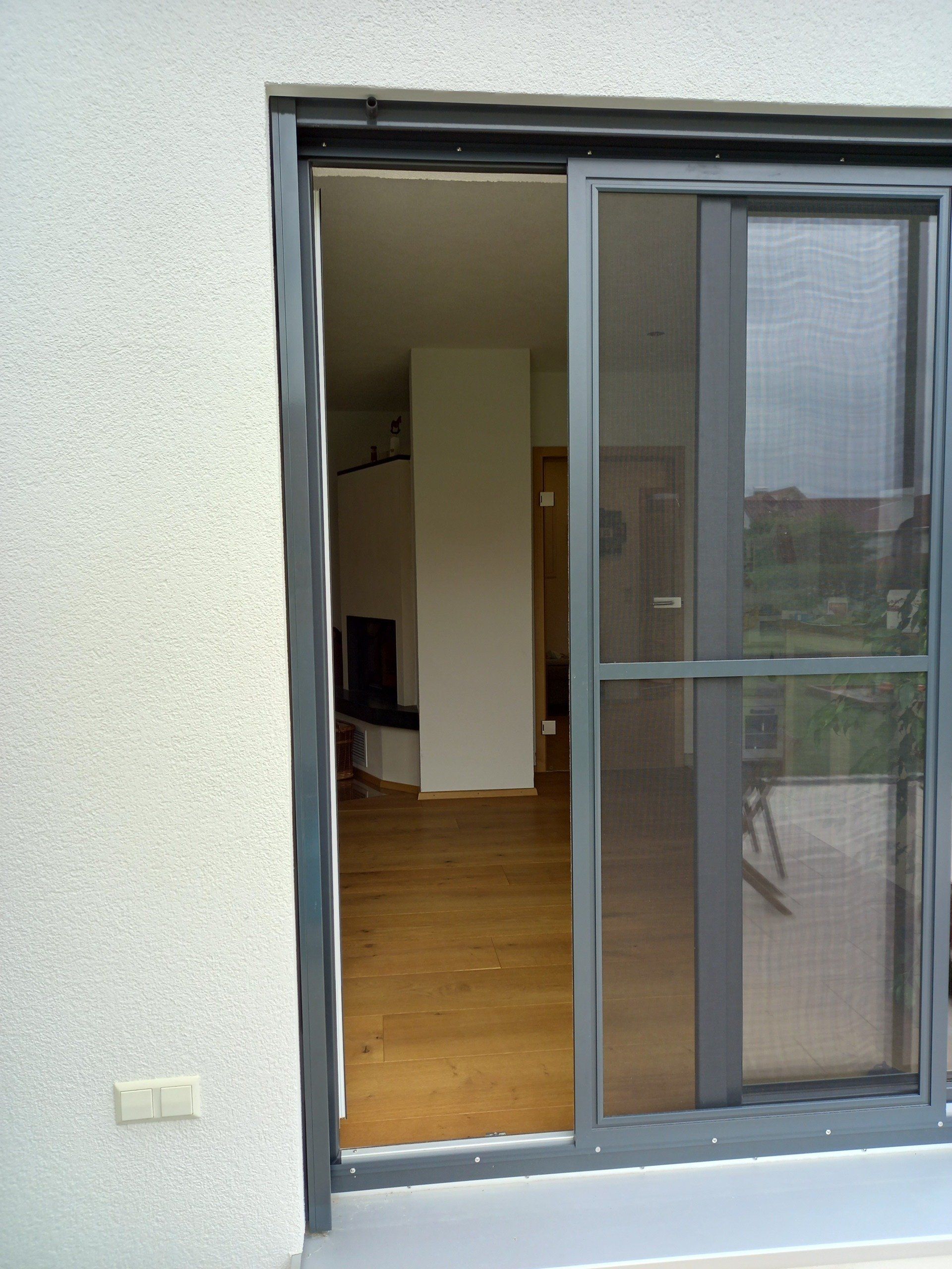 Insektenschutzgitter in anthrazitgrau als Schiebetüre Insektenschutzgitter in anthrazitgrau als Schiebetüre