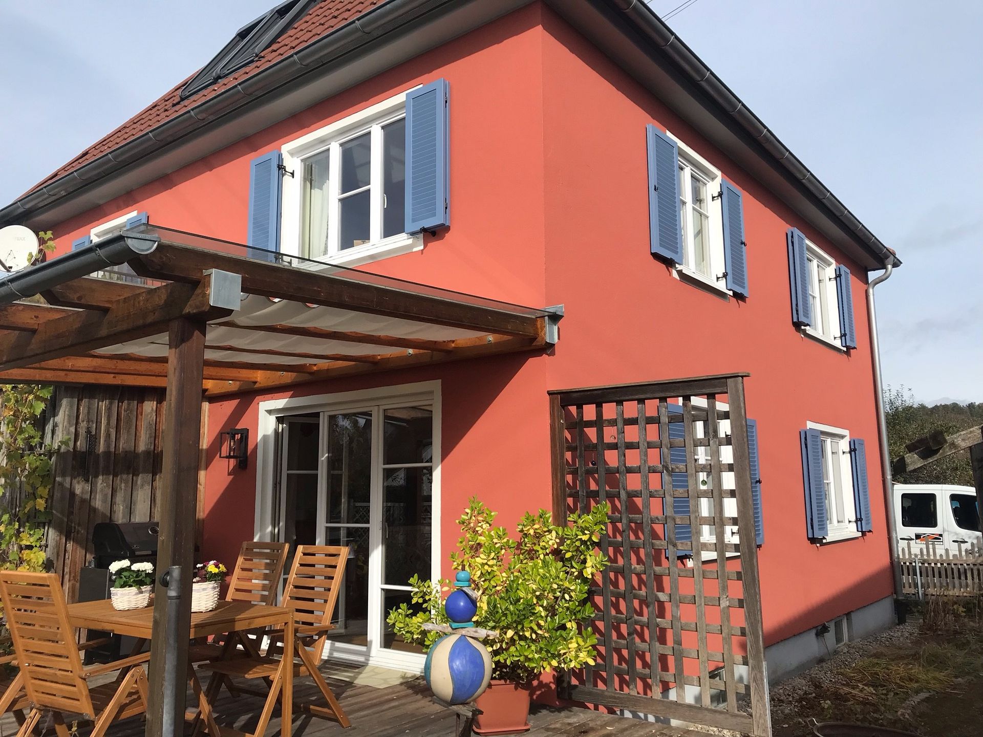 Klappläden in Alu mit Lamellen als Doppelläden montiert auf Fensterrahmen