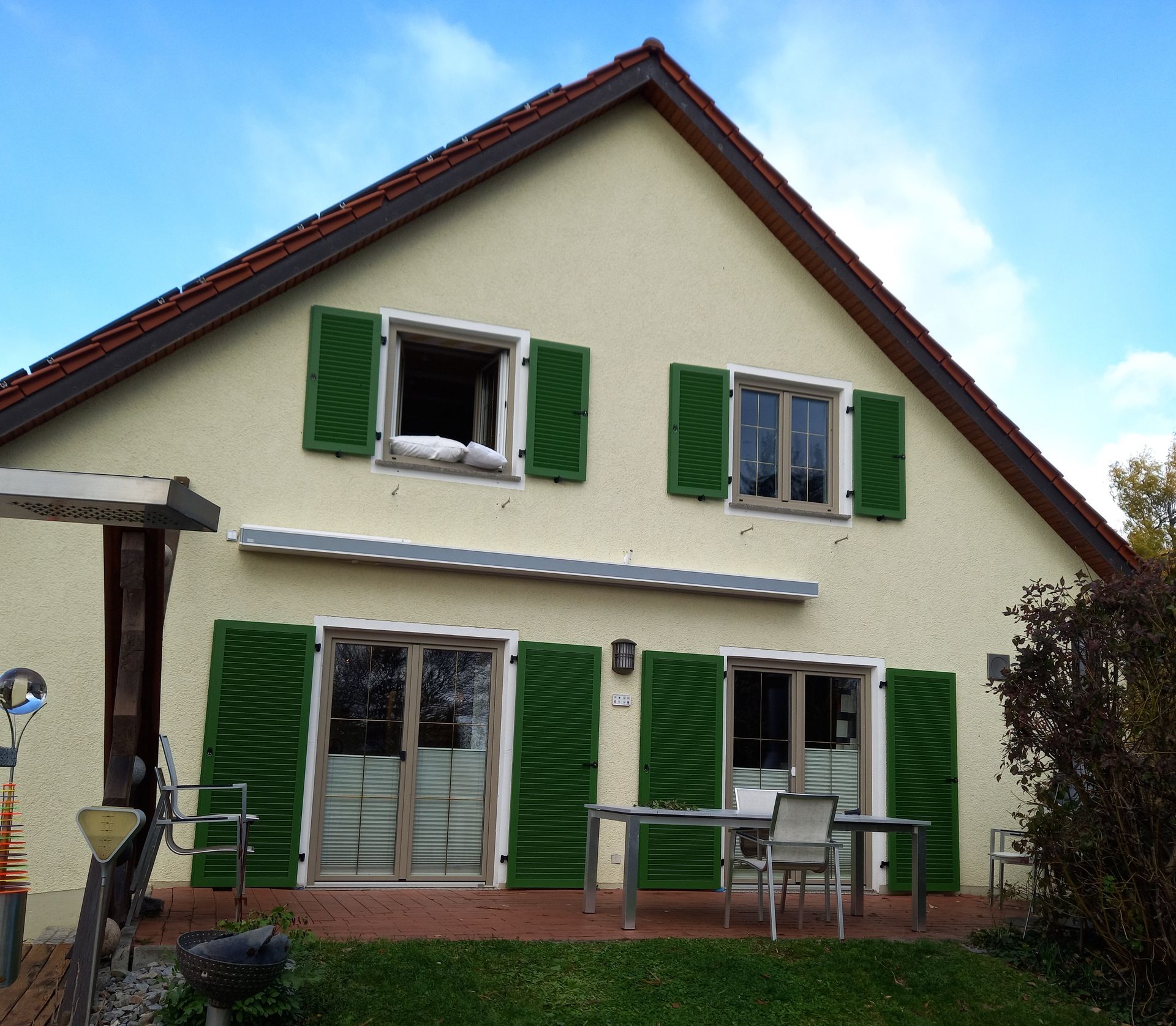 Jalousieläden in Farngrün montiert als Mauermontage zwischen Donauwörth und Nördlingen