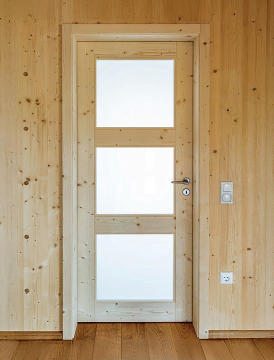 Moderne Landhaustüre als Vollholztüre in Ast-Fichte mit mattierten Verglasungen Moderne Landhaustüre als Vollholztüre aus Ast-Fichte-Massivholz mit mattierten Verglasungen aus Bayern für die Regionen Donauwörth, Nördlingen, Oettingen, Bissingen, Harburg, Wemding