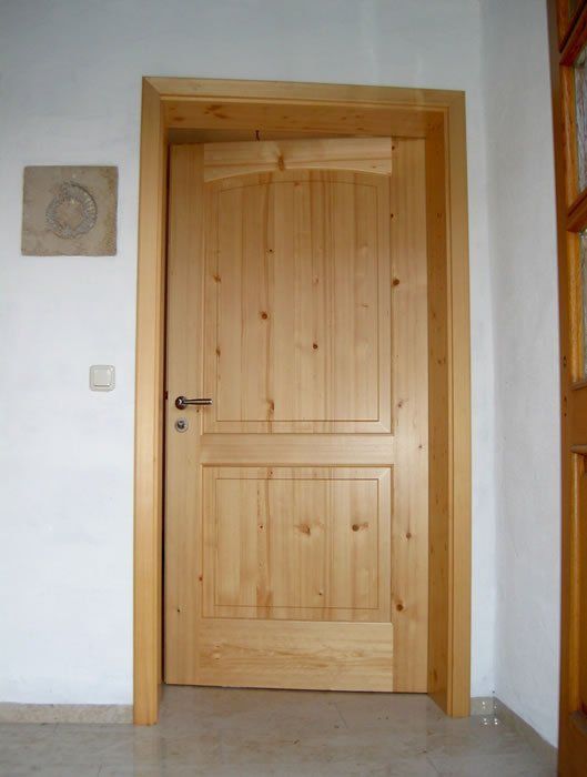 Massivholztüre als Landhaustüre in Fichte mit zwei abgeplatteten Füllungen und profilierten Friesen