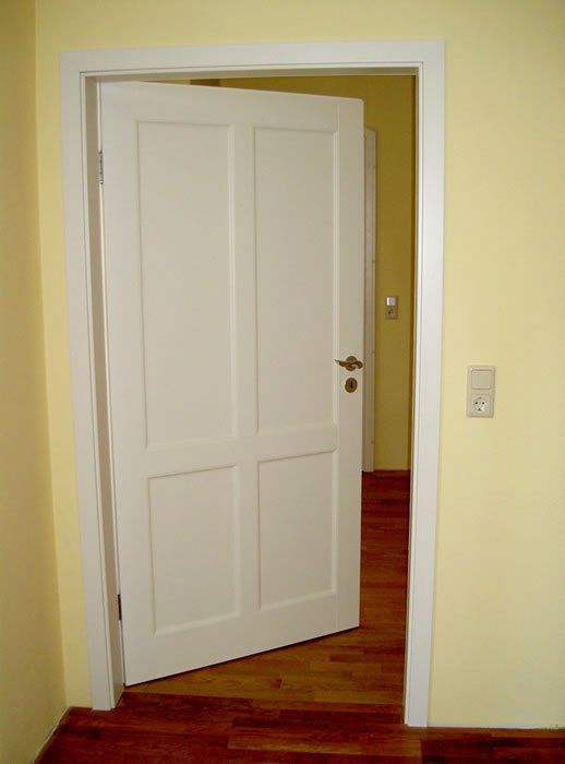 Zimmertüre als Weißlacktüre mit vier glatten Füllungen