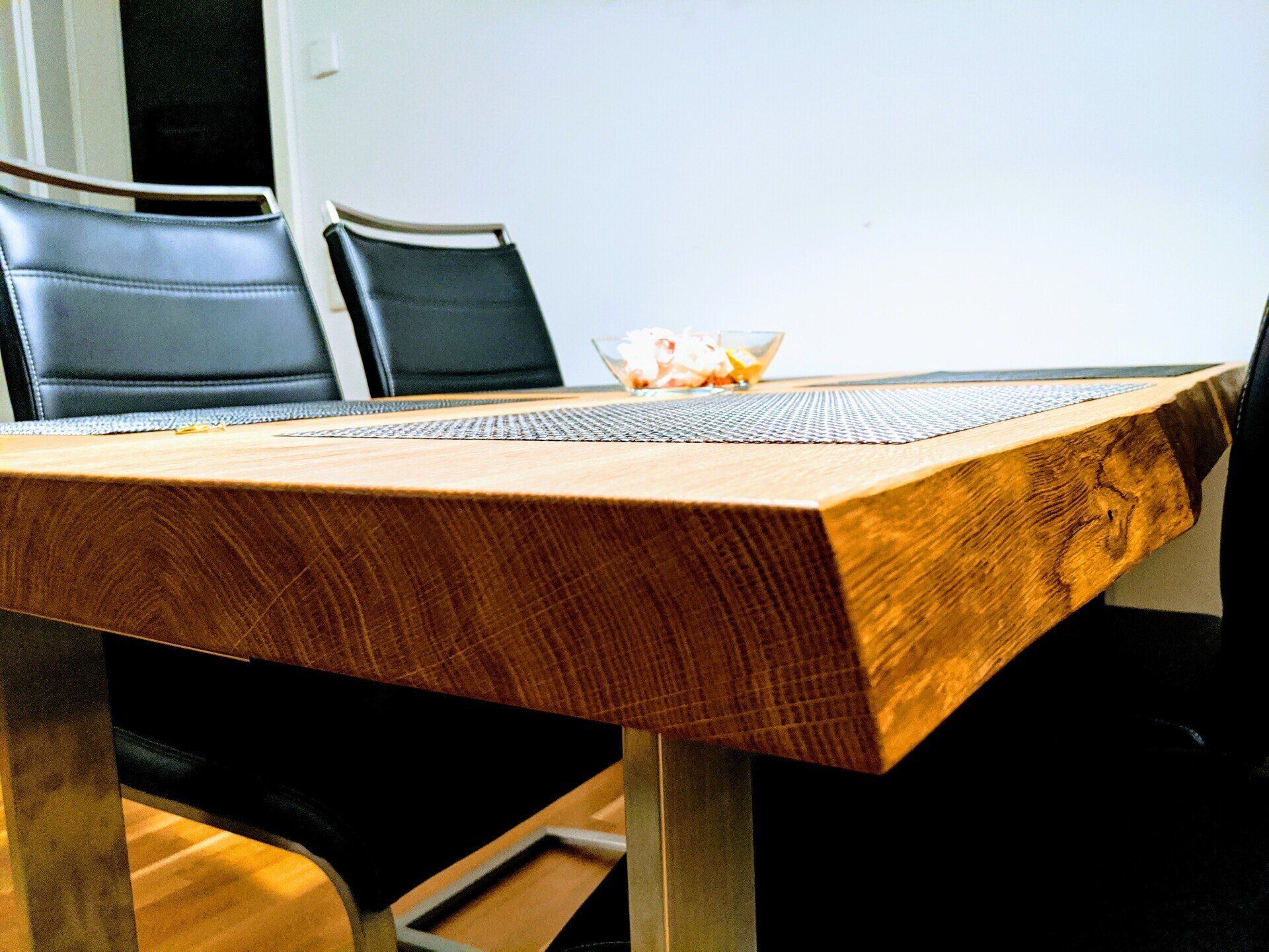 Tischplatte in Eiche Massiv geölt mit Baumkante Eßtisch mit Massivholztischplatte in Eiche mit Baumkante