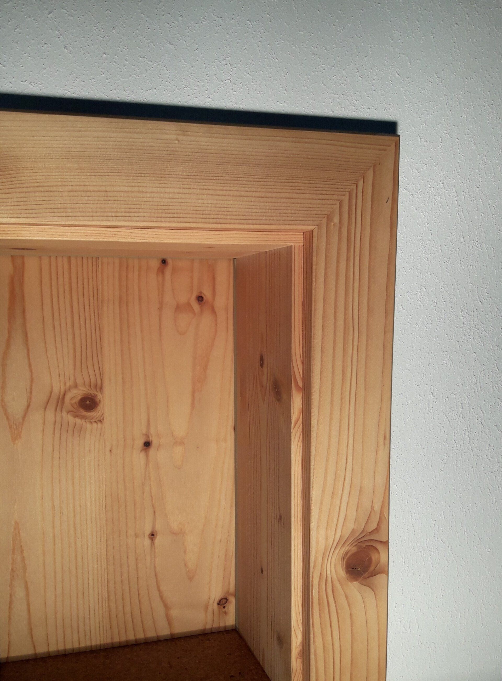 Massivholzzarge mit kantigem Futterbrett und kantiger Bekleidung auf Gehrung