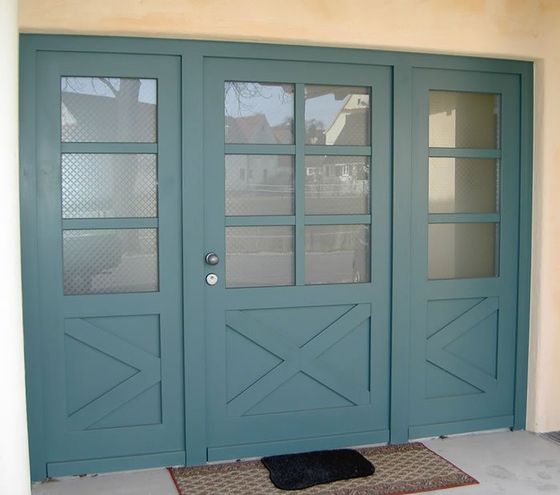 Moderne Holztüre mit zwei Seitenteilen pastellfarben