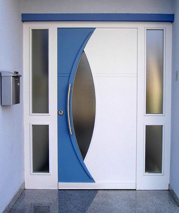 Moderne zweifarbige Haustüre mit gebogenen Bügelgriff passend zur augenförmigen Verglasung