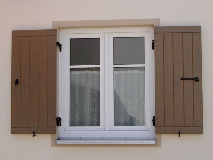 Nutbrettfensterladen mit Anfassleisten als Klappladen montiert am Fensterstock