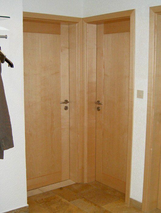 Wohnraumtüre in canad. Ahorn furniert mit glatter Füllung