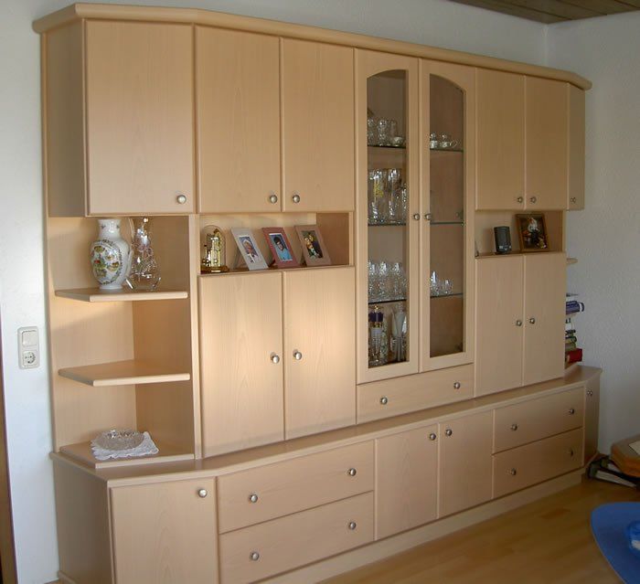 Wohnzimmerschrankwand in Buche furniert