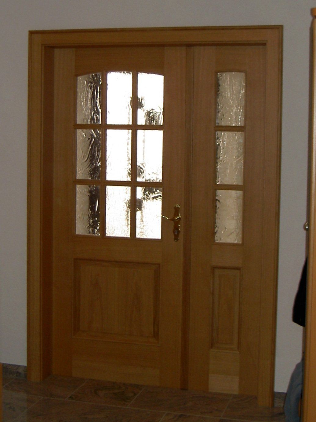 Stiltüre mit Seitenteil und verglaster Lichtöffnung als Wohnraumtüre in Eiche lackiert