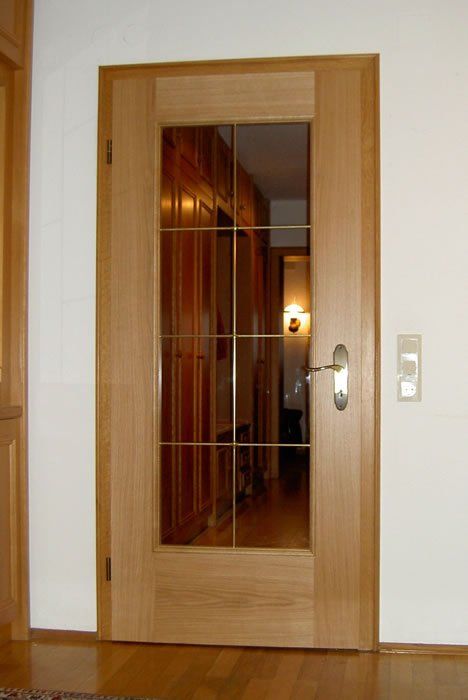 Stiltüre in Eiche natur lackiert mit großer Lichtöffnung verglast mit Messingverglasung