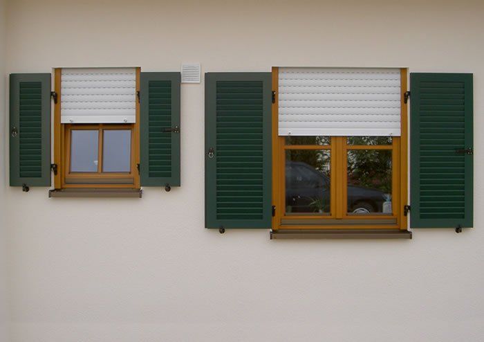 Holzfenster mit Neubaurollladen als Kunststoffbehang und Alujalousieläden
