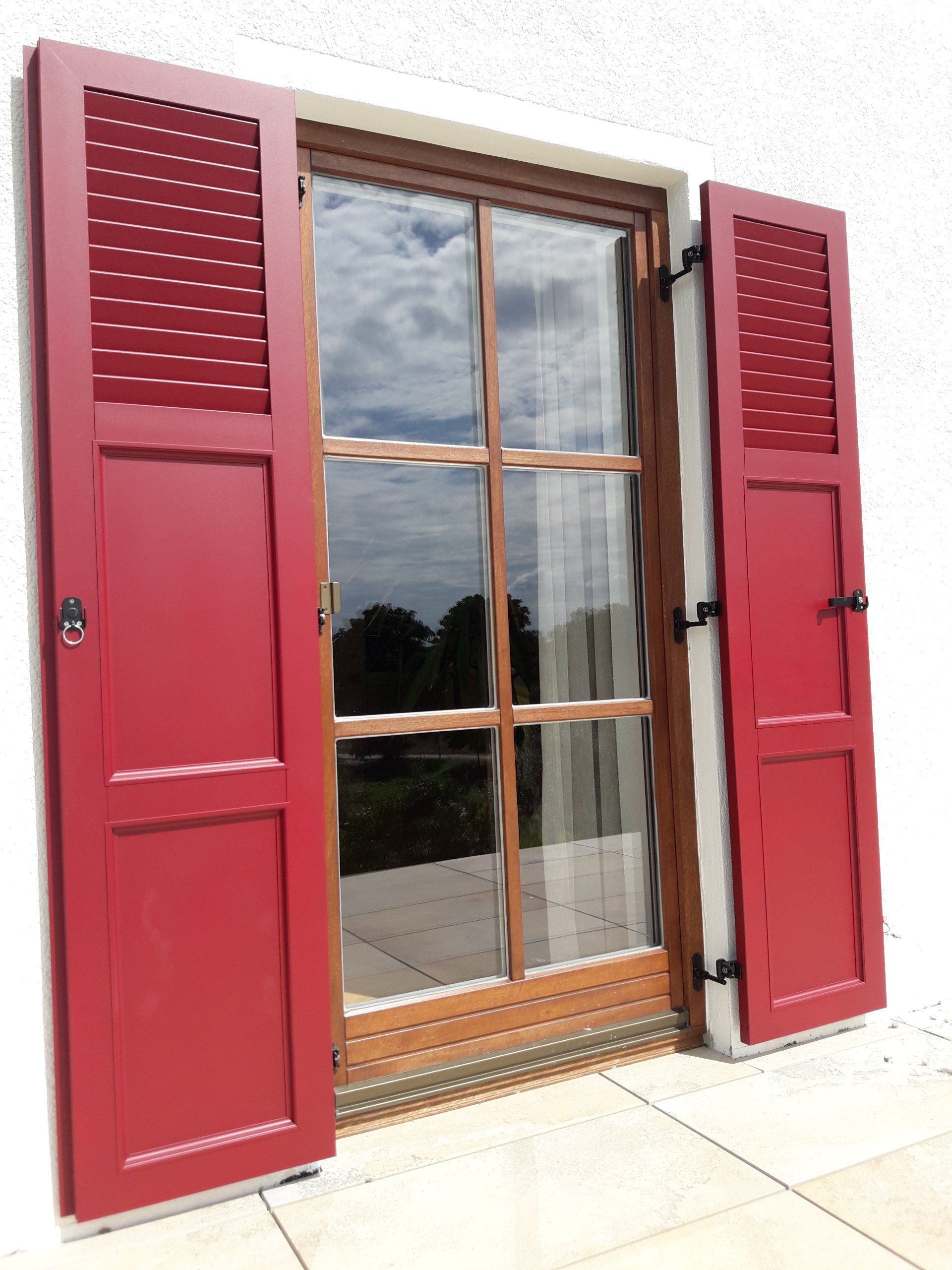 Türfensterladen als Klappladen in Alu mit 1/3 Lamellen und zwei Kassetten