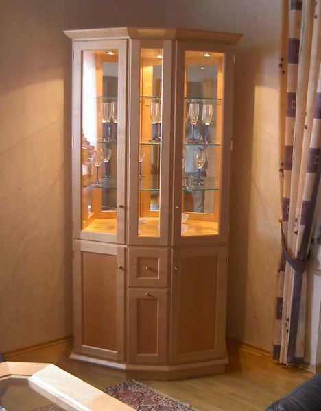 Vitrine mit Rahmentüren in Spitzahorn