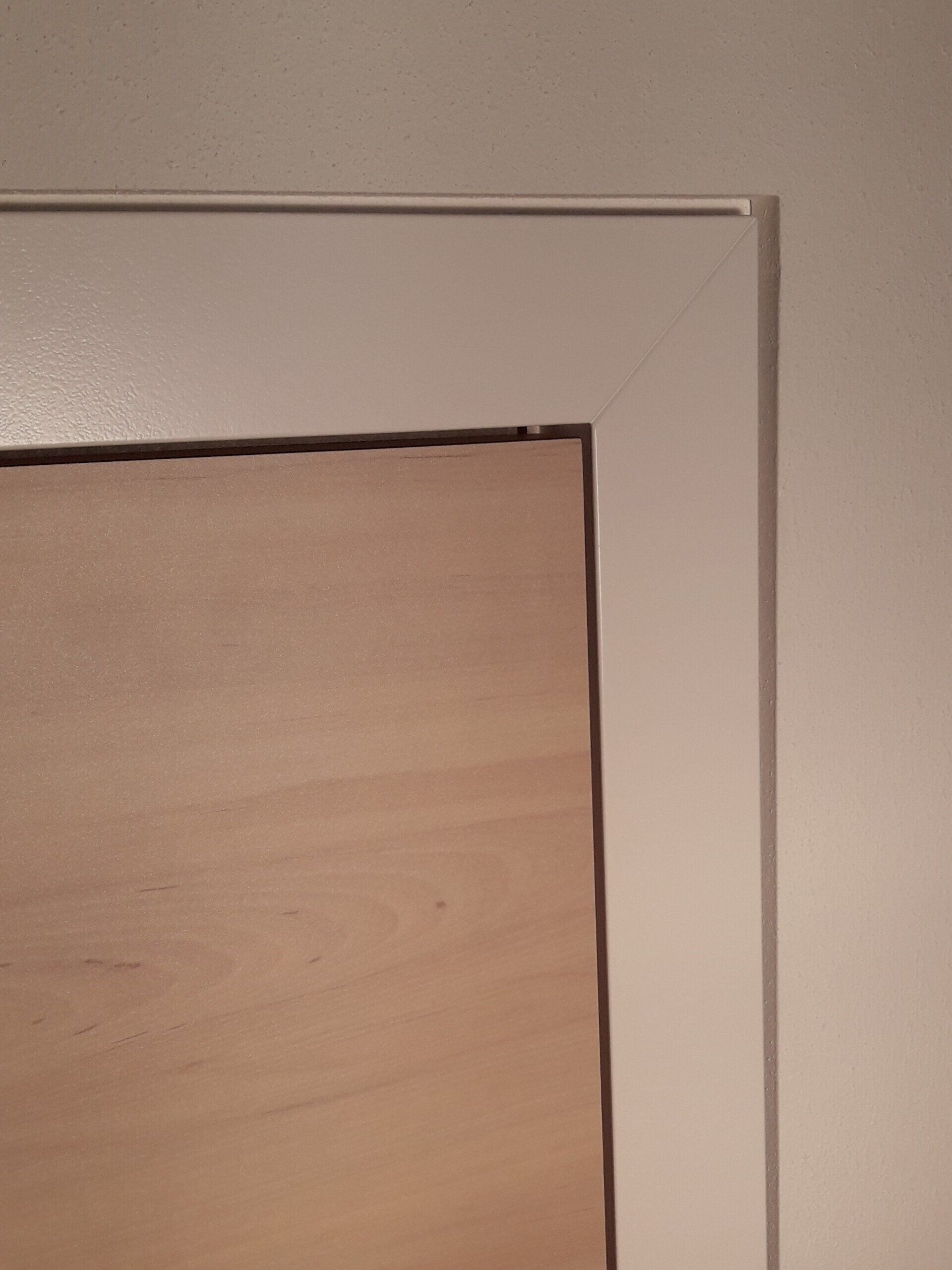 Wandbündige Türe als Blockzarge mit betonter Fuge in weiß lackiert mit Ansicht von innen