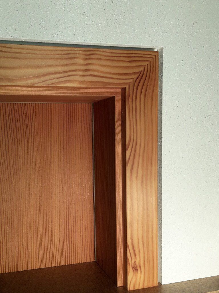 Wandbündige Umfassungszarge mit umlaufender Schattenfuge von außen gesehen