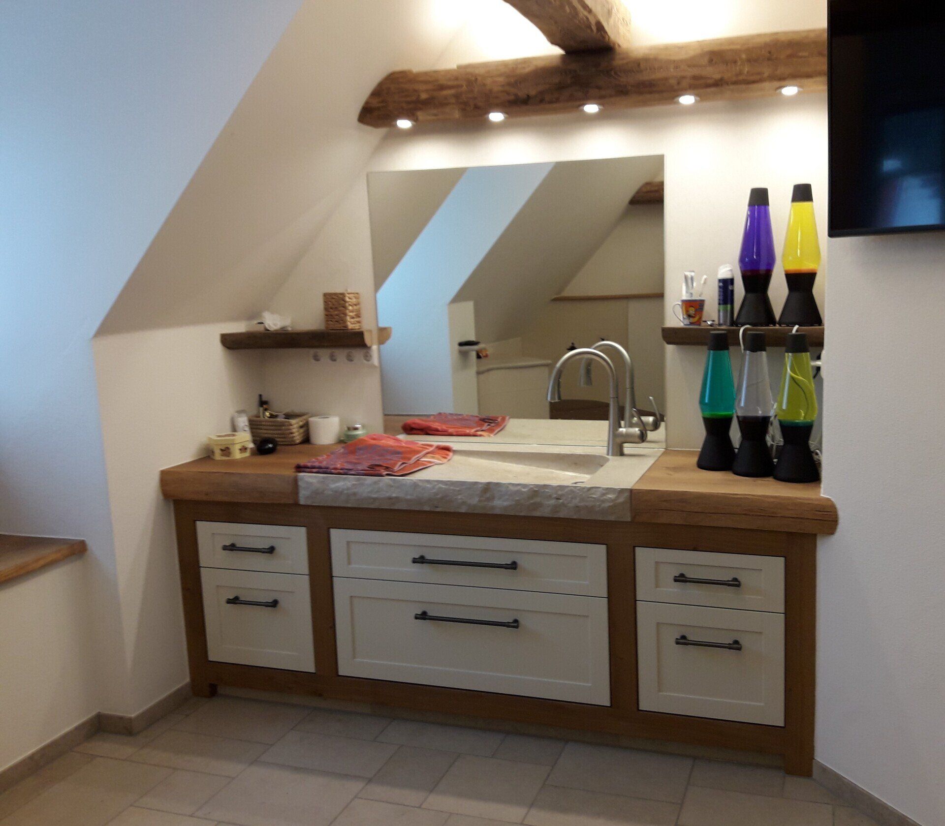 Waschtisch mit Gestell in Eiche natur geölt und Schubladendoppel mit glatten Füllungen in weiß lackiert