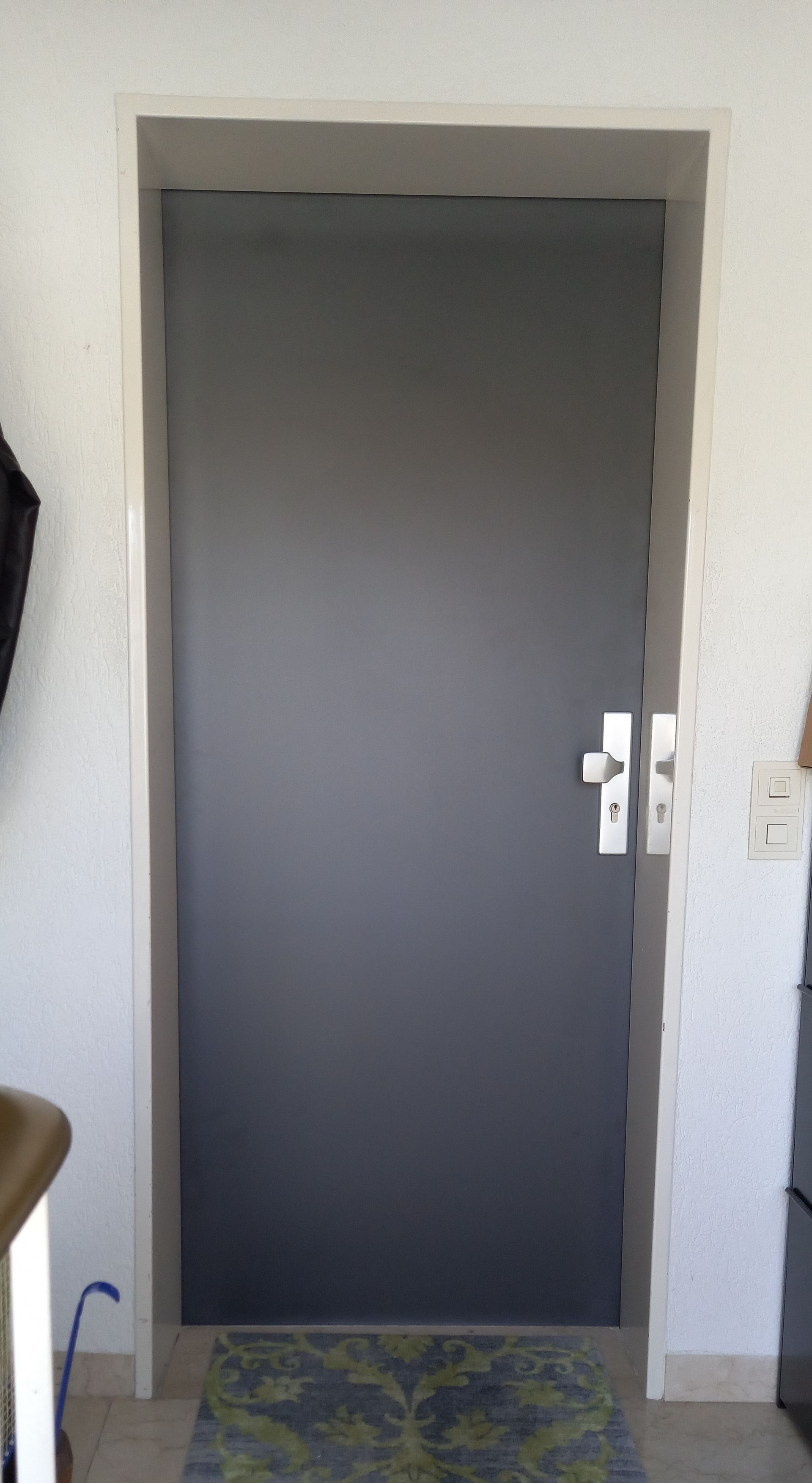 Wohnungseingangstüre mit HPL-Oberfläche anthrazitgrau bzw. Diamantgrau für Stahlzarge