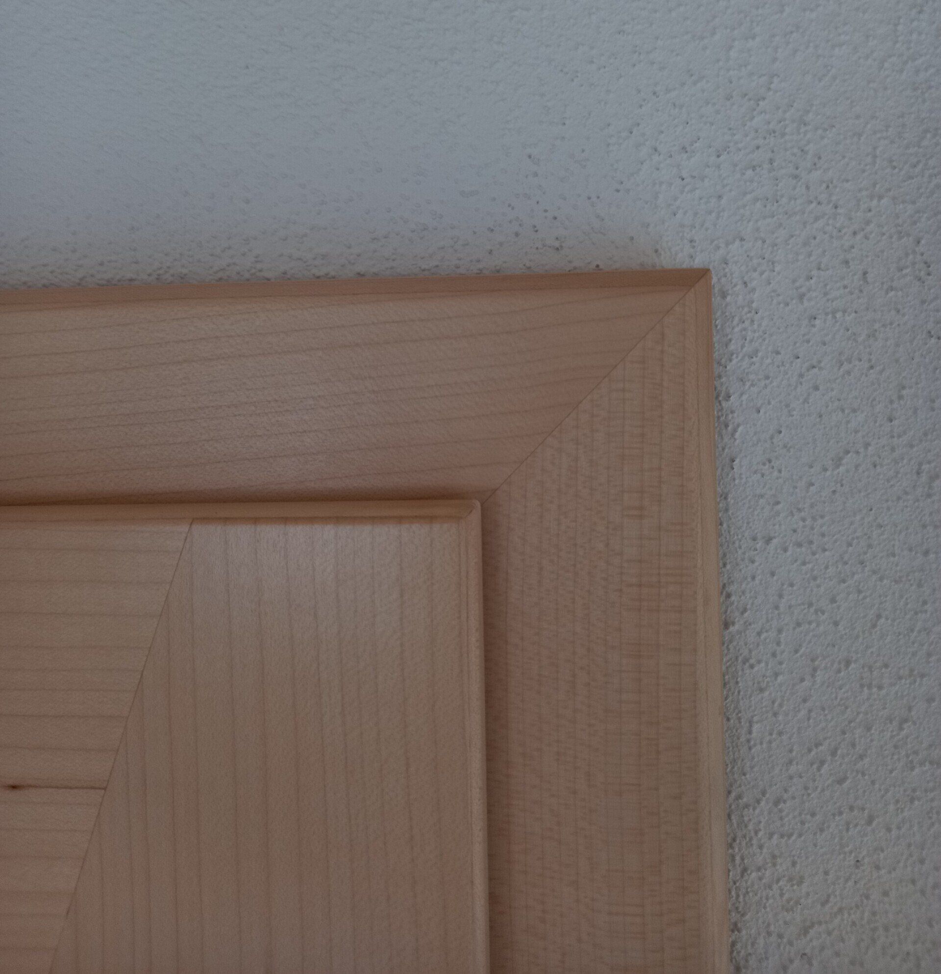 Furnierte Türe mit abgerundetem Türblattüberschlag und abgerundeter Bekleidung auf Gehrung