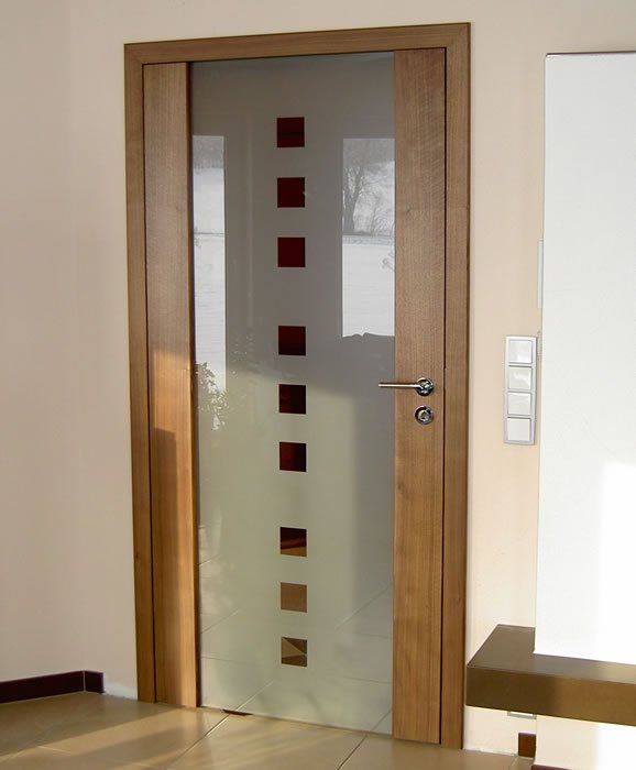 Flächenbündige Friesglastüre mit verdeckten Bändern und Motivglas